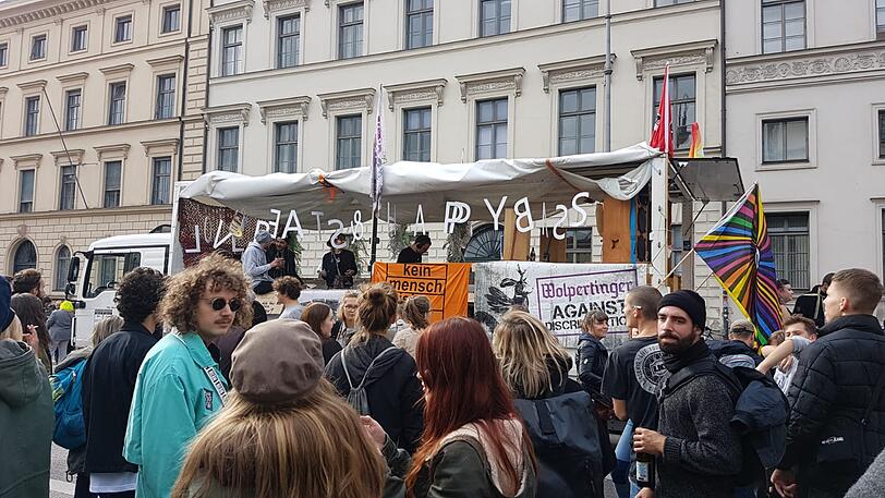 Mit bunten und kreativen Plakaten machten sich am Mittwoch rund 21.000 Münchner auf und demonstrierten gegen rechte Hetze.