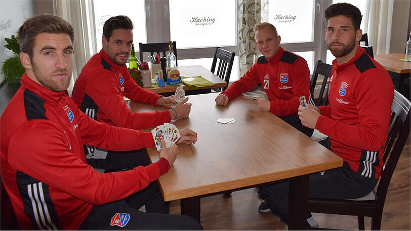 Treten gegen ihre Fans an: die Haching-Spieler um Sascha Bigalke (hinten rechts).