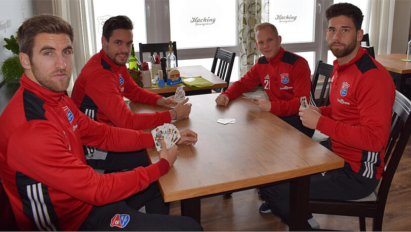 Treten gegen ihre Fans an: die Haching-Spieler um Sascha Bigalke (hinten rechts). Treten gegen ihre Fans an: die Haching-Spieler um Sascha Bigalke (hinten rechts).