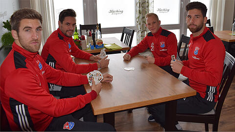 Treten gegen ihre Fans an: die Haching-Spieler um Sascha Bigalke (hinten rechts).