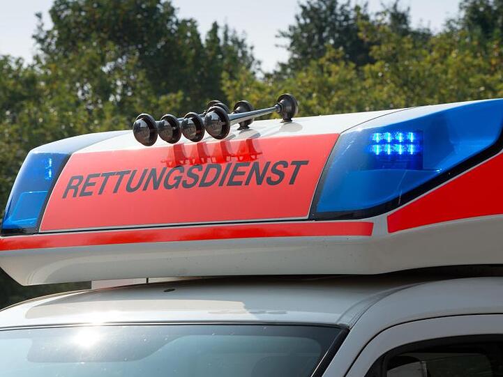 Blaulicht an einem Fahrzeug des Rettungsdienstes. Foto: Soeren Stache/Archivbild
