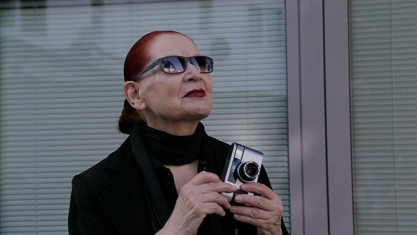 Die Künstlerin Katharina Sieverding mit ihrer Leica-Kamera in einer Szene aus dem Dokumentarfilm "Body of Truth".