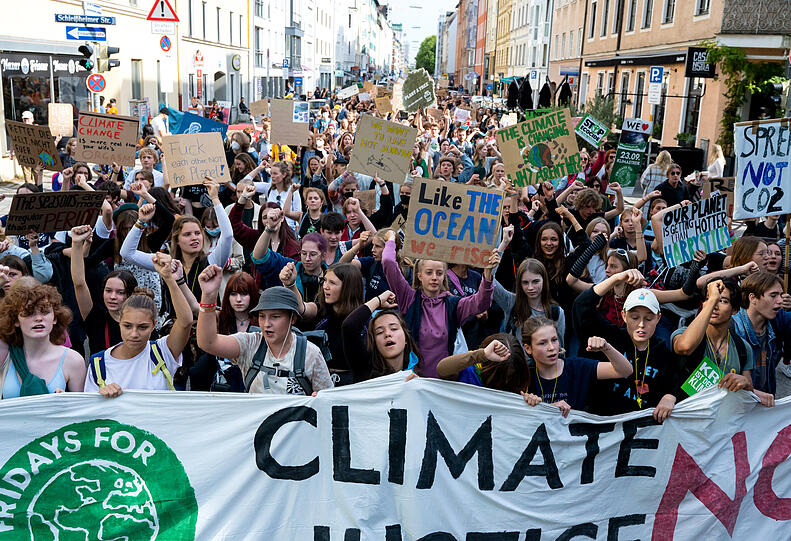Zahlreiche Menschen nehmen an einer Demonstration zum globalen Klimastreik teil und halten verschiedene Plakate in den Händen. Sie folgen dem Aufruf der Bewegung "Fridays for Future". Die Teilnehmer fordern unter anderem eine Abkehr von fossilen Brennstoffen.