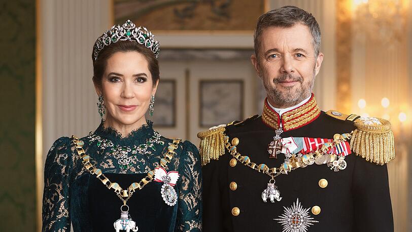 Auf diesem Porträt lächeln Königin Mary und König Frederik die Schlagzeilen um ein angebliches Ehe-Aus weg.