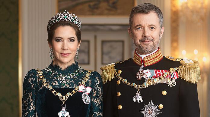 Auf diesem Porträt lächeln Königin Mary und König Frederik die Schlagzeilen um ein angebliches Ehe-Aus weg.