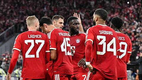 Die Bayern jubelten nach dem 1:1 durch Alphonso Davies.