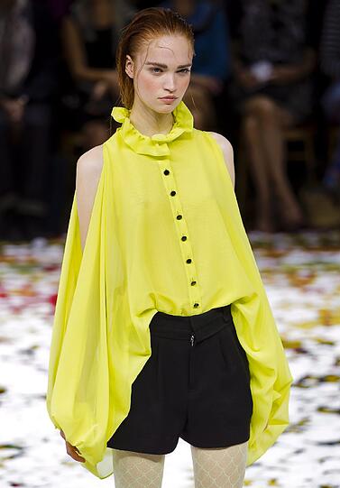 Fashion Week Paris - eine Kreation Gaspard Yurkievichs für Frühnling/Sommer 2012.