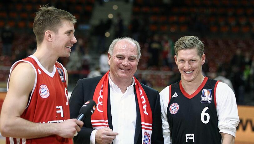 Schweinsteiger zusammen mit Uli Hoeneß bei der Basketball-Abteilung des FC Bayern Schweinsteiger zusammen mit Uli Hoeneß bei der Basketball-Abteilung des FC Bayern