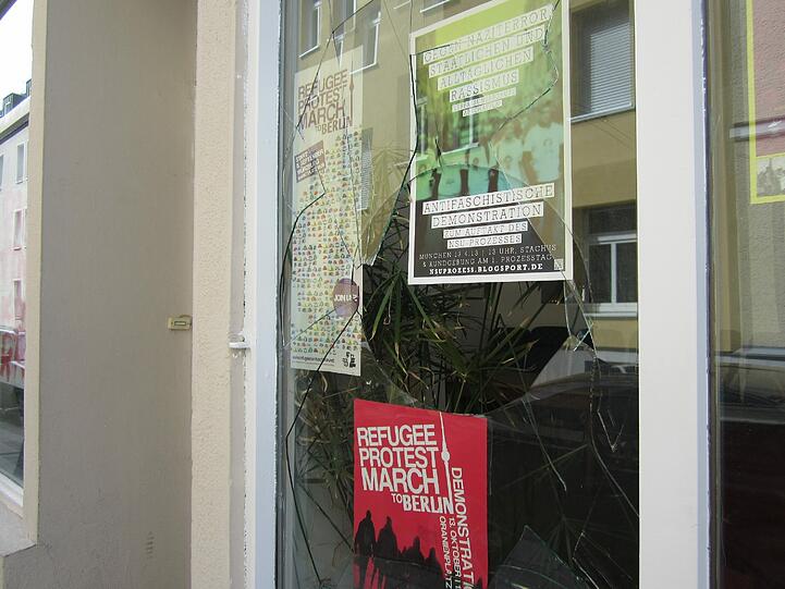 Nur einer von mehreren Anschläge: In diesem Fall im April schlugen vermutlich Rechte die Scheibe des Flüchtlingsrates ein. Jetzt gibt es eine neue Initiative gegen Neonazis in München.