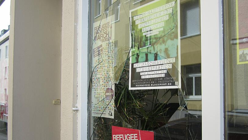 Nur einer von mehreren Anschläge: In diesem Fall im April schlugen vermutlich Rechte die Scheibe des Flüchtlingsrates ein. Jetzt gibt es eine neue Initiative gegen Neonazis in München. Nur einer von mehreren Anschläge: In diesem Fall im April schlugen vermutlich Rechte die Scheibe des Flüchtlingsrates ein. Jetzt gibt es eine neue Initiative gegen Neonazis in München.