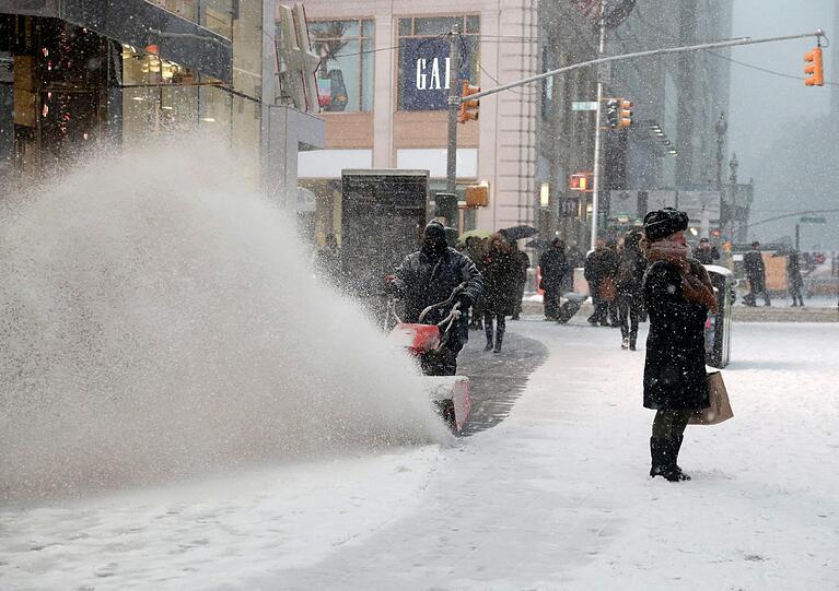 New York in der Kälte-Zange: Blizzard "Juno" hat den Big Apple voll im Griff. Die Bilder vom Schneesturm in der City.