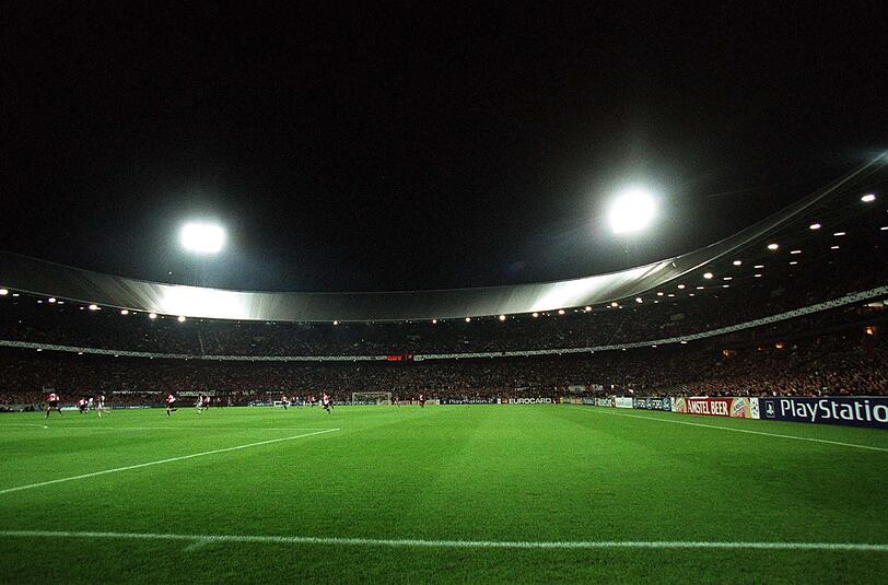 Platz 18 - Feijenoord-Stadion
Ort: Rotterdam (Niederlande)
Plätze: 51.177
Teams: Feyenoord Rotterdam
Eröffnung: 1937
Spitzname(n): De Kuip