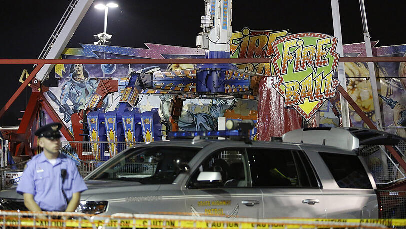 Auf einem Jahrmarkt in Columbus hatten sich Sitzreihen aus dem Fahgreschäft "Fire Ball", einer Art Schaukel, gelöst.