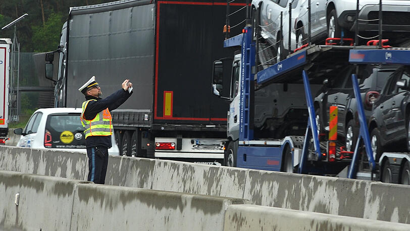 Verkehrspolizist Stefan Pfeiffer filmt zurück.