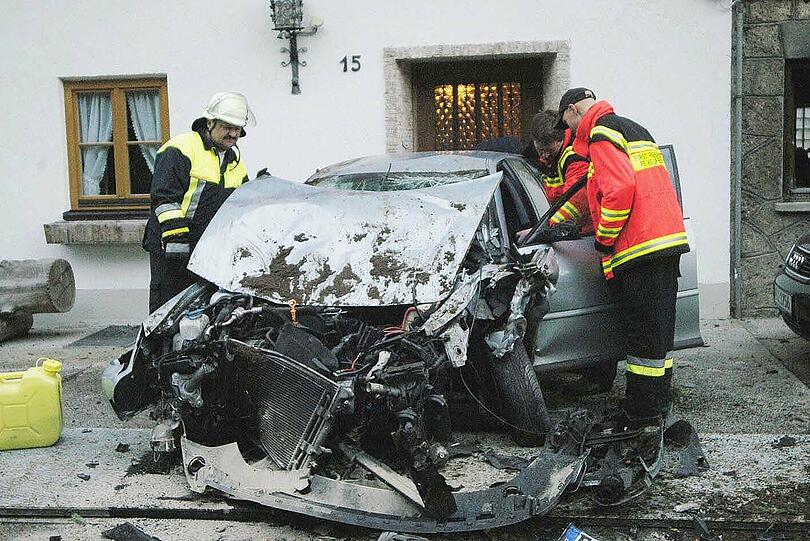 Hier bestand Lebengefahr für die Familie des Bauern, dem das Silo gehört. Mutter und Sohn kamen mit dem Schrecken davon.