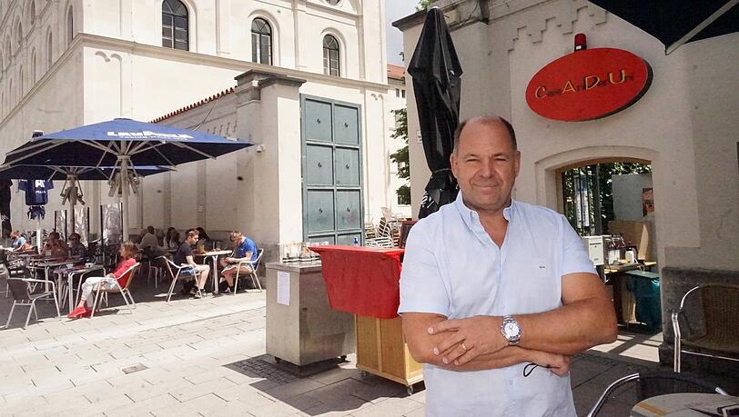 Michael Mühldorfer beim Café an der Uni. Sein To-go-Tresen bleibt vorerst ungenutzt.