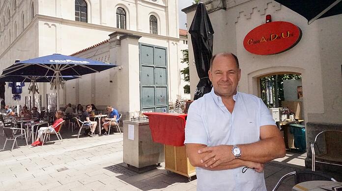 Michael Mühldorfer beim Café an der Uni. Sein To-go-Tresen bleibt vorerst ungenutzt.