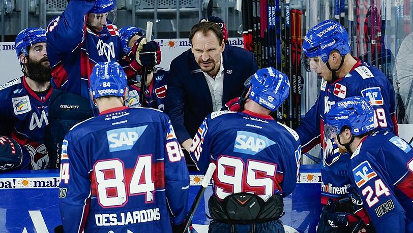 "Ich will nicht mit 20 Kilogramm Übergewicht dastehen und den Spielern sagen, was sie zu tun haben", sagt Mannheim-Coach Pavel Gross.