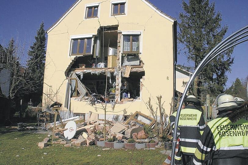 Einfach weggeplatzt: Durch die Wucht der Detonation wurde die Fassade des Einfamilienhauses in Rosenheim zum großen Teil weggesprengt.