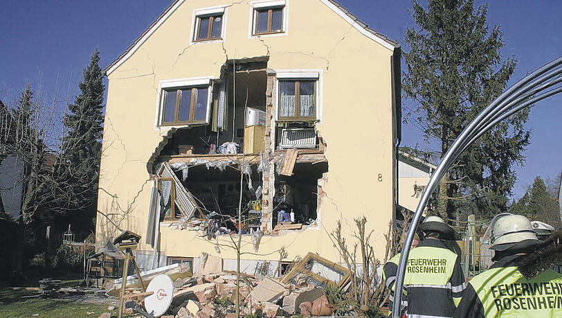 Einfach weggeplatzt: Durch die Wucht der Detonation wurde die Fassade des Einfamilienhauses in Rosenheim zum großen Teil weggesprengt. Einfach weggeplatzt: Durch die Wucht der Detonation wurde die Fassade des Einfamilienhauses in Rosenheim zum großen Teil weggesprengt.