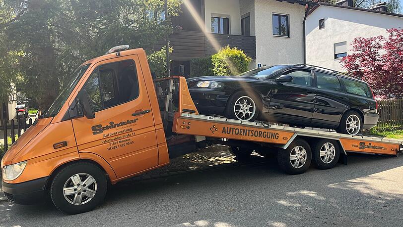 Der Volvo wird von der Firma Schindelar in Neubiberg abgeholt. Der Volvo wird von der Firma Schindelar in Neubiberg abgeholt.