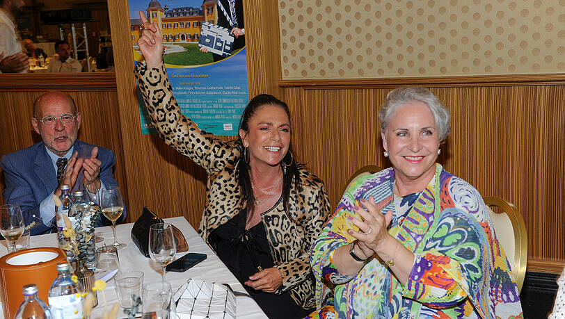 Zwei Schauspielerinnen haben mächtig Spaß bei einer Party im "Schloss am Wörthersee": Christine Neubauer und Katerina Jacob.