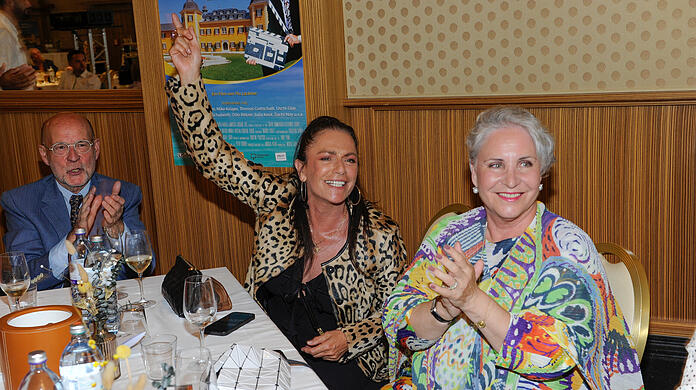 Zwei Schauspielerinnen haben mächtig Spaß bei einer Party im "Schloss am Wörthersee": Christine Neubauer und Katerina Jacob.