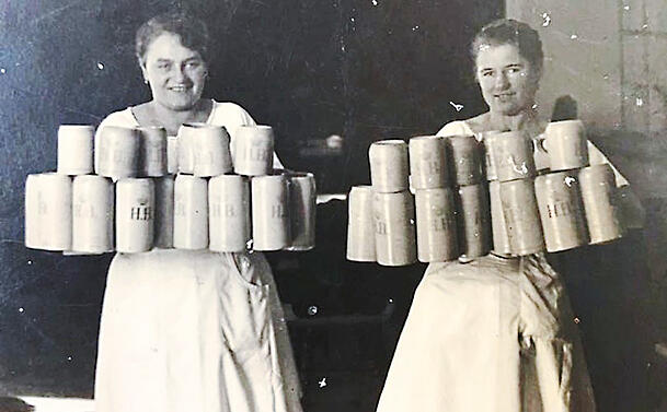 Ein historisches Bild zeigt Bedienungen im Bräustüberl. Ein historisches Bild zeigt Bedienungen im Bräustüberl.