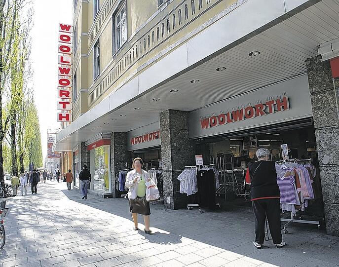 Von außen sieht alles aus wie immer, drinnen fürchten die Angestellten um ihre Arbeitsplätze: Die Woolworth-Filiale auf der Leopoldstraße. Foto: Petra Schramek