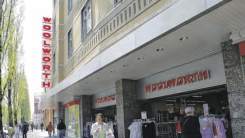 Von außen sieht alles aus wie immer, drinnen fürchten die Angestellten um ihre Arbeitsplätze: Die Woolworth-Filiale auf der Leopoldstraße. Foto: Petra Schramek Von außen sieht alles aus wie immer, drinnen fürchten die Angestellten um ihre Arbeitsplätze: Die Woolworth-Filiale auf der Leopoldstraße. Foto: Petra Schramek