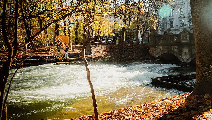 Die Eisbachwelle in München.