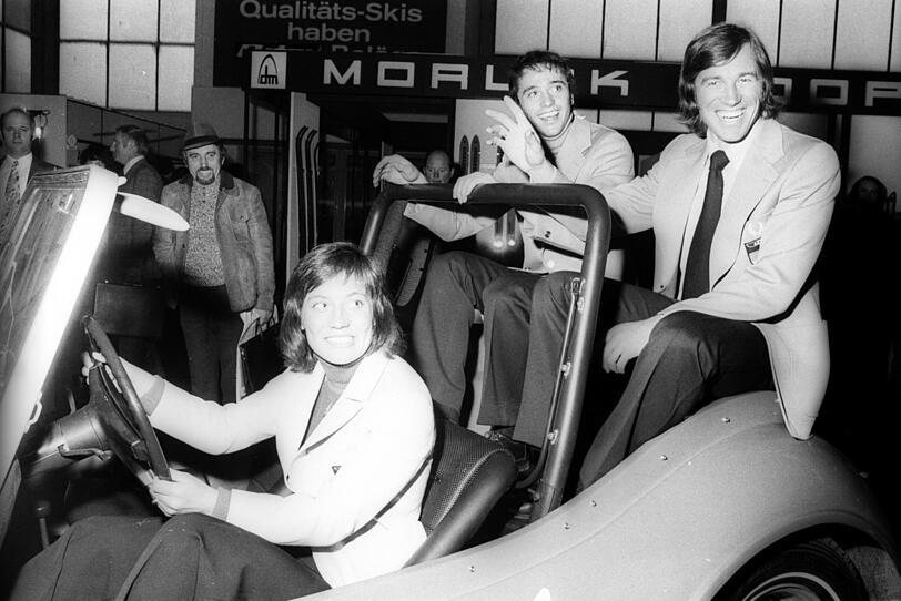 Rosi Mittermaier, Christian Neureuther und Max Rieger bei der Ispo 1973 unterwegs mit einem Buggy. Rosi Mittermaier, Christian Neureuther und Max Rieger bei der Ispo 1973 unterwegs mit einem Buggy.