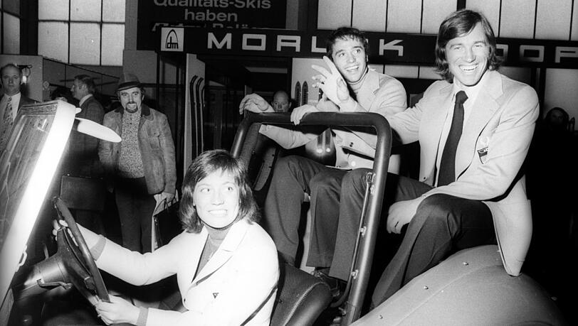 Rosi Mittermaier, Christian Neureuther und Max Rieger bei der Ispo 1973 unterwegs mit einem Buggy.