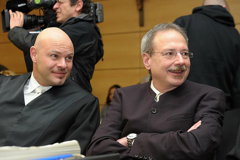 Helmut Kiener ganz entspannt (re) &ndash; obwohl er als wohl größter Betrüger Frankens vor Gericht sitzt. Kiener redete nicht &ndash; das übernahmen seine Rechtsanwälte wie Peter Möckesch.