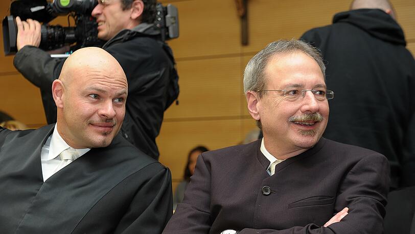 Helmut Kiener ganz entspannt (re) – obwohl er als wohl größter Betrüger Frankens vor Gericht sitzt. Kiener redete nicht – das übernahmen seine Rechtsanwälte wie Peter Möckesch. Helmut Kiener ganz entspannt (re) – obwohl er als wohl größter Betrüger Frankens vor Gericht sitzt. Kiener redete nicht – das übernahmen seine Rechtsanwälte wie Peter Möckesch.