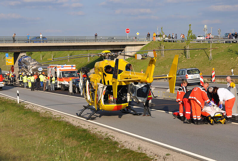 Ein Milch-Laster kracht bei Ampfing gegen einen Brückenpfeiler aus Beton.