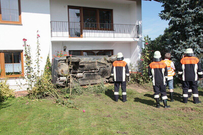 Ein kleiner Hügel als Sprungschanze: Mercedes-Fahrerin fliegt gegen Terrassenfenster.
