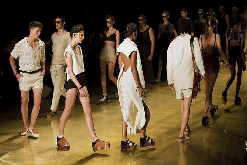 Ein weiteres Beispiel für eine Klamotten-Panne: Diese Models auf der Modenschau in Sao Paolo. Oder wer findet diese Bügel-Eisen-Schuhe zu Hotpants und Unterhemd besonders sexy?