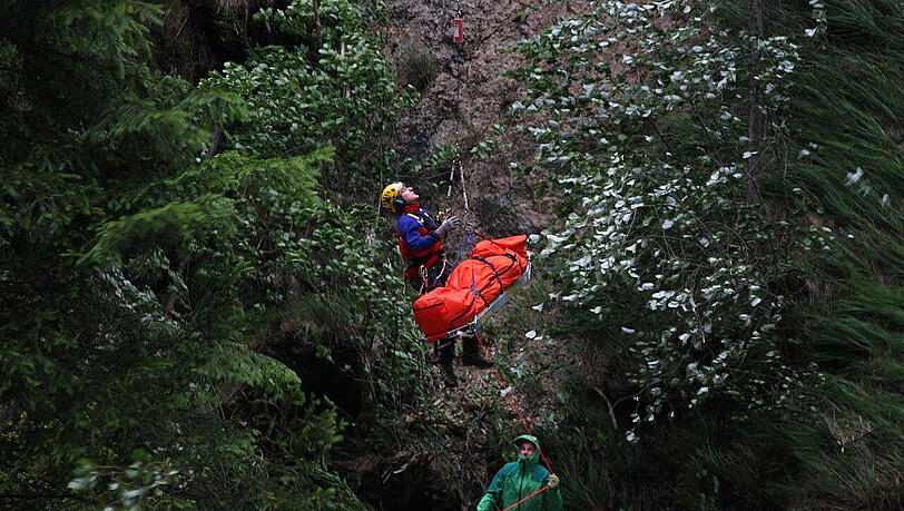 Ein 59-jähriger Tourist aus Niedersachsen ist am Sonntagnachmittag in der Almbachklamm bei Marktschellenberg rund zehn Meter über felsiges Gelände in den Bach abgestürzt und dabei nach erster Einschätzung durch den Bergwacht-Notarzt schwer verletzt worden.