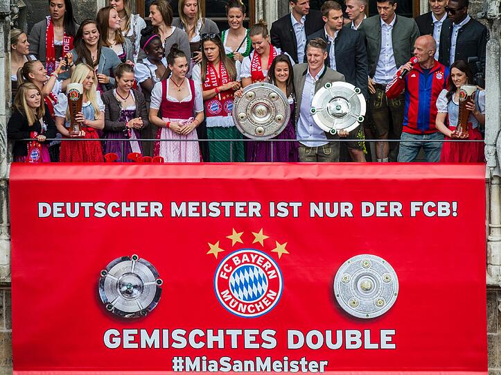 Der FC Bayern feierte am Pfingstsonntag die doppelte Meisterschaft. Die Bilder vom Rathausbalkon am Marienplatz.