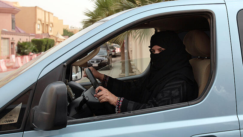 Bislang drohen Frauen, die sich hinters Steuer setzen, in Saudi-Arabien drakonische Strafen.