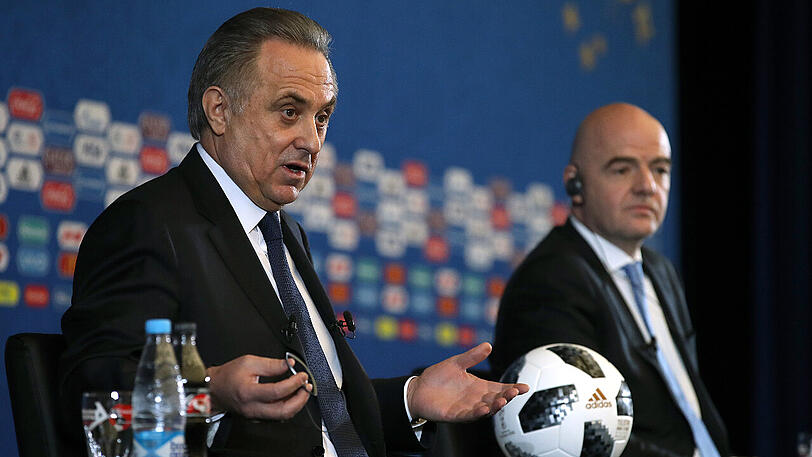 Russlands Vizeregierungschef und Sport-Multifunktionär, Witali Mutko (links), und FIFA-Präsident Gianni Infantino (hinten) bei der Pressekonferenz vor der Gruppenauslosung für die WM 2018.