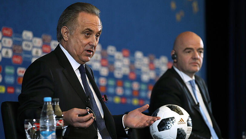 Russlands Vizeregierungschef und Sport-Multifunktionär, Witali Mutko (links), und FIFA-Präsident Gianni Infantino (hinten) bei der Pressekonferenz vor der Gruppenauslosung für die WM 2018. Russlands Vizeregierungschef und Sport-Multifunktionär, Witali Mutko (links), und FIFA-Präsident Gianni Infantino (hinten) bei der Pressekonferenz vor der Gruppenauslosung für die WM 2018.