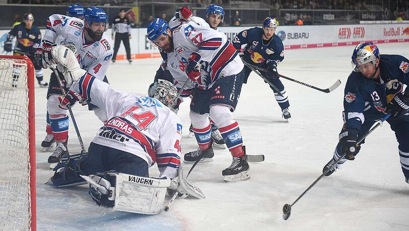 Die Spieler des EHC München in Aktion. Hier ein Bild vom ersten Halbfinalspiel. Die Spieler des EHC München in Aktion. Hier ein Bild vom ersten Halbfinalspiel.
