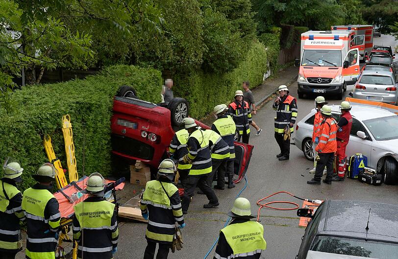 Die Branddirektion der Stadt München war mit einem Großaufgebot an der Unfallstelle präsent.