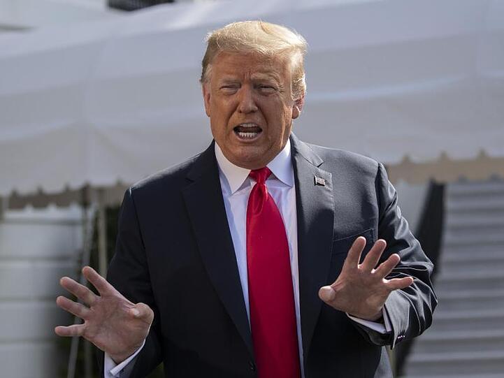 Die Wirtschaft werde sich bald wieder erholen und "das Virus wird irgendwann gewissermaßen einfach verschwinden", glaubt US-Präsident Trump noch immer.