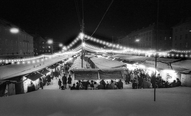 1971: das letzte Mal ist der Christkindlmarkt an der Blumenstraße, wo heute die Schrannenhalle steht.