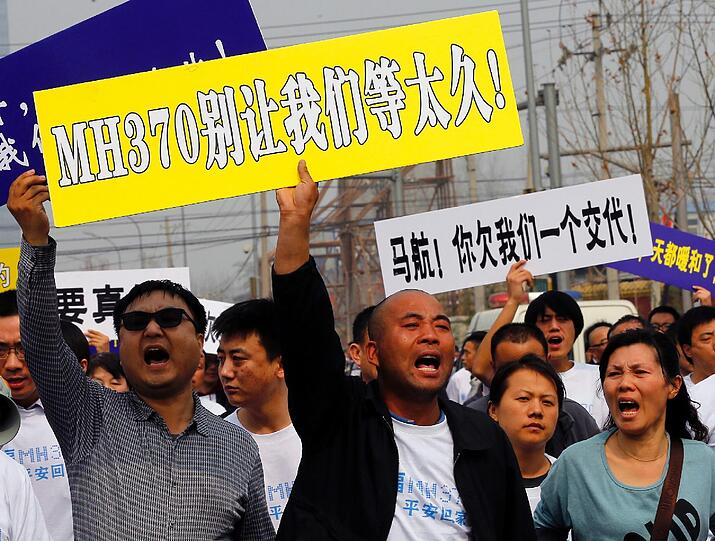 Tumultartige Szenen vor der malaysischen Botschaft in Peking. Die Angehörigen der Opfer von Flug MH370 demonstrieren für eine schnell Aufklärung der Unglücksumstände.