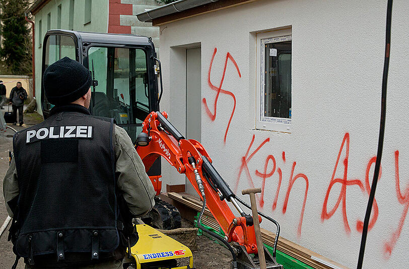 Ein Hakenkreuz ist an einer Hauswand in Vorra zu sehen. Wenige Tage später sollten dort Flüchtlinge einziehen.