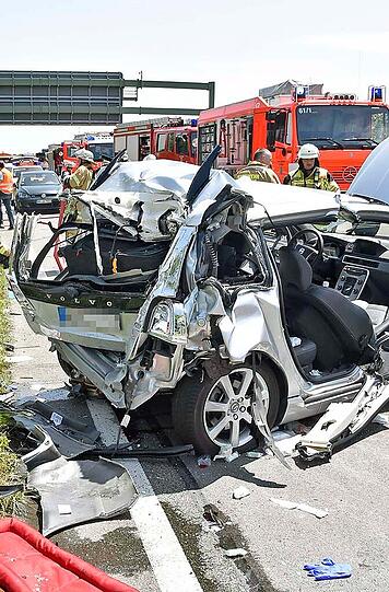 Bilder vom tödlichen Verkehrsunfall auf der A99 bei Unterföhring. Ein Lkw ist in ein Stauende gefahren, der Volvo wurde durch den Aufprall vollkommen zerstört. Eine Frau starb noch an der Unfallstelle.